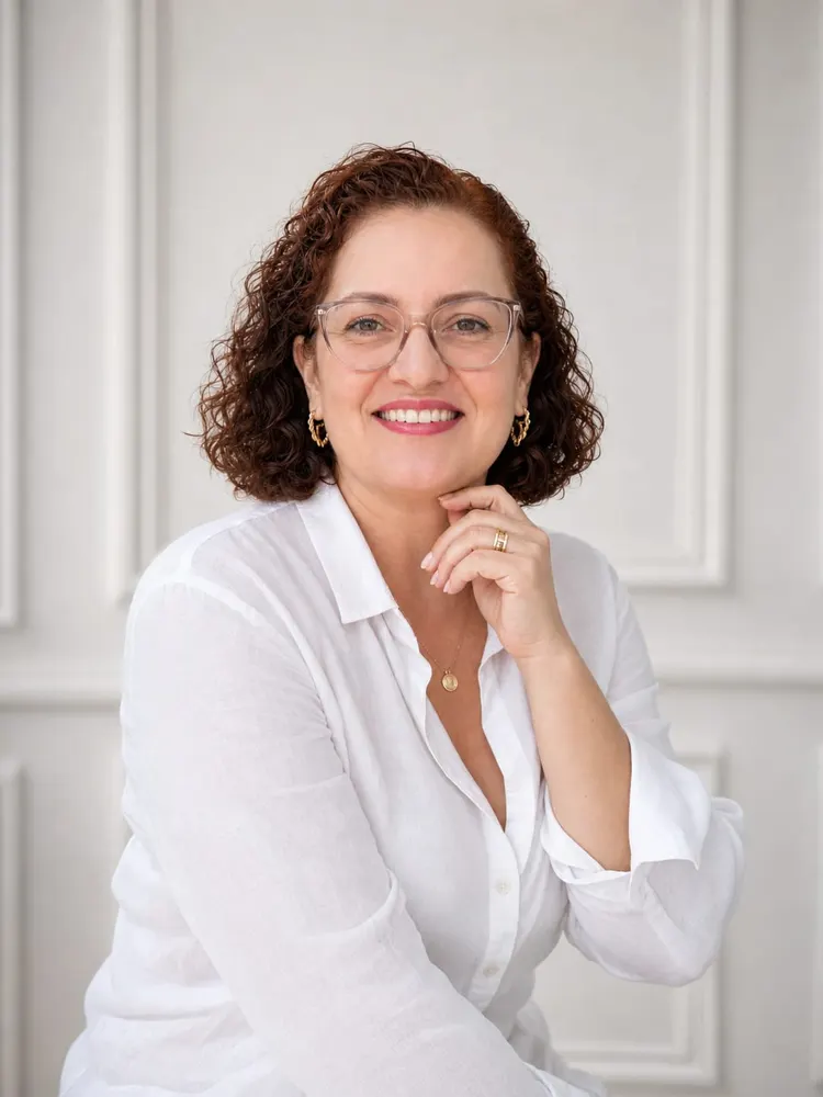Tia Dri segurando livro de neurociências