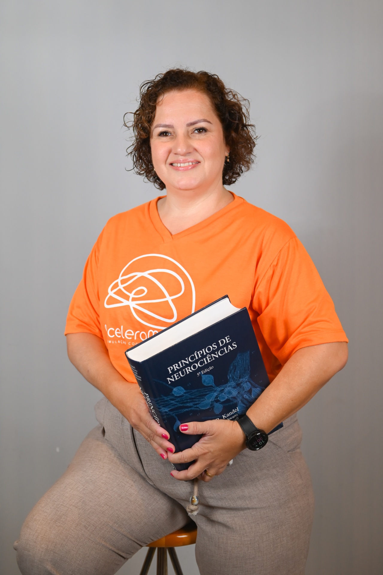 Tia Dri segurando livro de neurociências